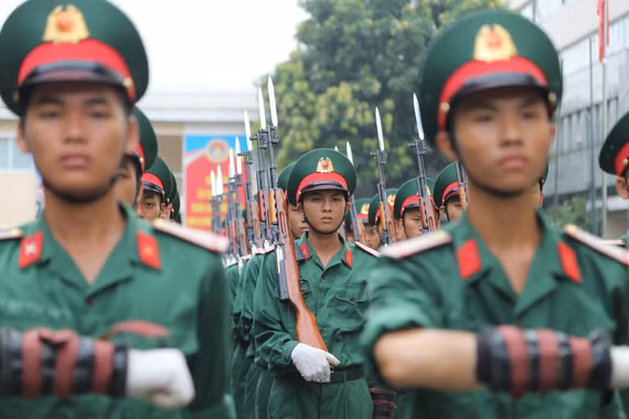 Một buổi tập luyện của người lính cận vệ bên Lăng Bác