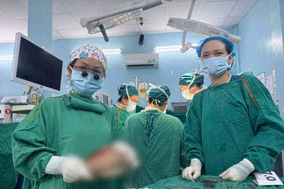 Bóc tách khối u quái nặng 1,3 kg cho bé gái 5 ngày tuổi