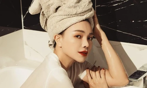 “Siêu vòng ba” Trà Ngọc Hằng khoe ảnh ướt át trong bồn tắm