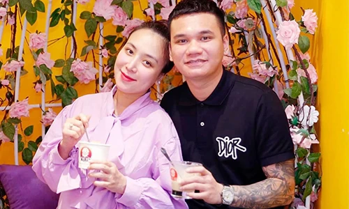 Vợ Khắc Việt sinh đôi, tiết lộ tên thân mật hai bé
