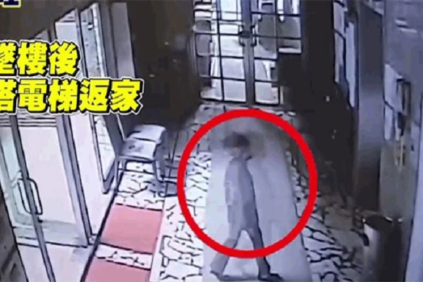 Video: Rơi từ tầng 14 xuống đất, bé gái vẫn tự đứng dậy rồi đi về nhà