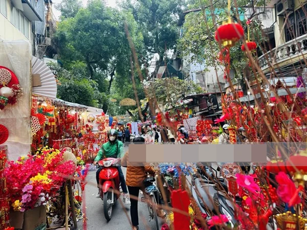 Người Hà Nội rộn ràng xuống phố, chở Tết về nhà