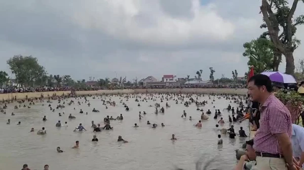 Hàng nghìn người dân tham gia lễ hội bắt cá