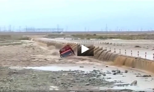 Dùng máy xúc giải cứu tài xế xe tải bị kẹt giữa dòng nước lũ
