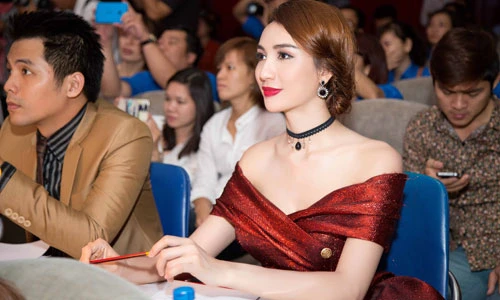 Hoa hậu Ngọc Diễm khoe vai trần gợi cảm làm giám khảo