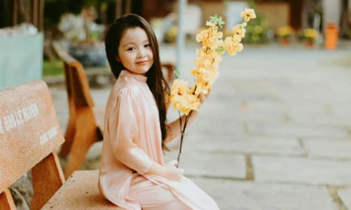 Elly Trần khoe con gái 7 tuổi phổng phao, diện áo dài đón Tết