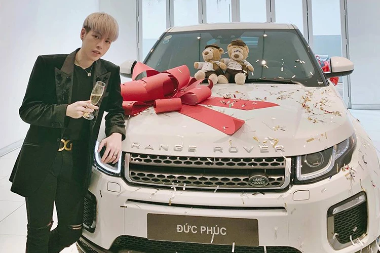 Đức Phúc lột xác nhan sắc, thu nhập khủng ở tuổi 23
