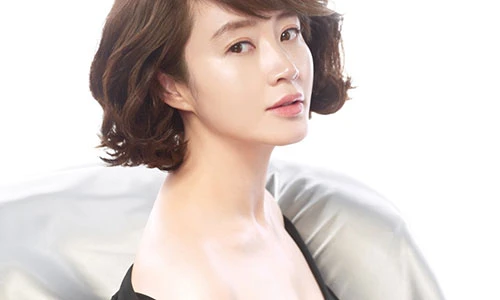Nhan sắc trẻ đẹp, quyến rũ ở tuổi 49 của Kim Hye Soo