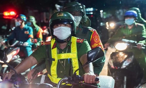 Quân đội, công an trong đêm đầu tiên TP HCM siết chặt giãn cách