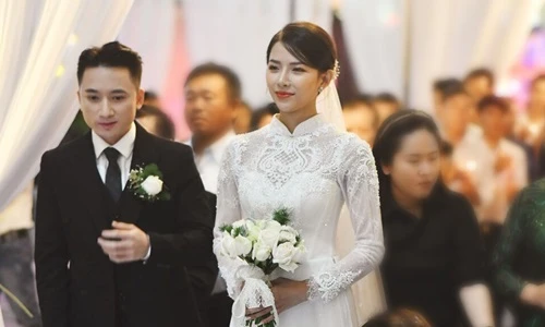 'Soi' áo cưới vợ Phan Mạnh Quỳnh đính thủ công 8.000 viên đá swarovski 