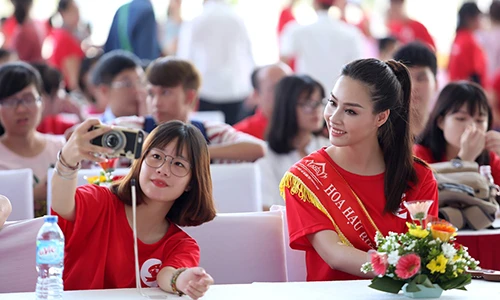 Hình ảnh quá đáng yêu của Hoa hậu biển Thùy Trang