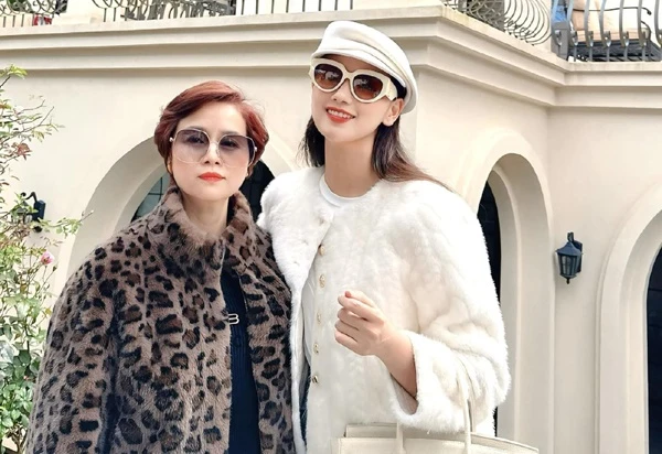 Nhan sắc trẻ đẹp của mẹ ruột nữ diễn viên giàu nhất miền Bắc