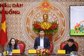 Phó Chủ tịch UBND tỉnh Lâm Đồng Đinh Văn Tuấn phát biểu chủ trì buổi họp báo sáng 30/10 cùng lãnh đạo Sở VHTTDL và Tổng đạo diễn – nhạc sĩ Huy Tuấn.