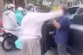 Người phụ nữ chửi bới, tát tài xế ở Hà Nội có dấu hiệu tội gây rối TTCC?