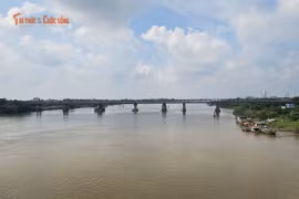 Tàu trọng tải hơn 1000 tấn bị chìm gần cầu đường sắt Phú Lương