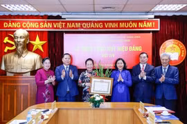Trao tặng Huy hiệu 45 năm tuổi Đảng nguyên Phó Chủ tịch nước Nguyễn Thị Doan