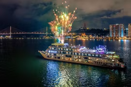 "Vòi bạch tuộc" Sea Octopus và Ambassador Cruise… làm nóng chuẩn đạo đức