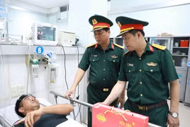 Hải Phòng đưa các thuyền viên tàu gặp nạn trên biển về bờ an toàn