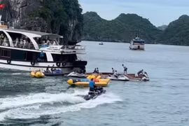 Tàu du lịch va chạm thuyền máy chở khách trên Vịnh Lan Hạ, một người tử vong
