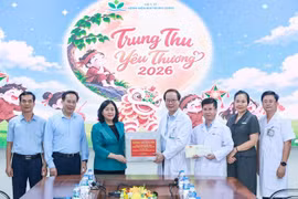 Chủ tịch Ủy ban TƯ MTTQ Việt Nam thăm, tặng quà Trung thu cho trẻ em