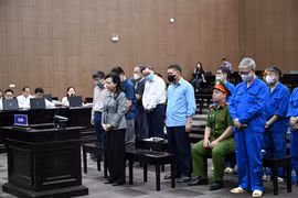 Bà Nguyễn Thị Kim Tiến và các bị cáo tại tòa.
