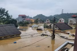 Mưa lũ khiến 1 người chết, 2.620 nhà bị tốc mái, ngập nước ở Lạng Sơn