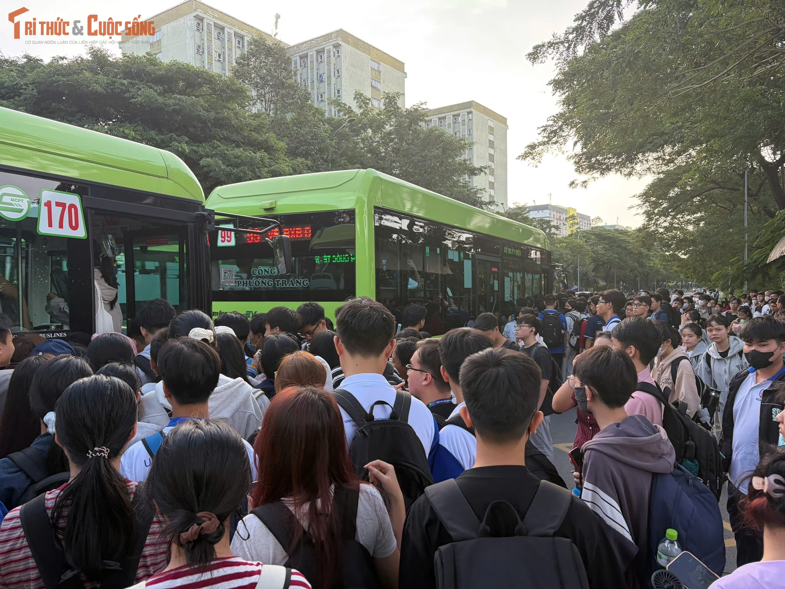 [GALLERY] Xe buýt kín chỗ, hàng trăm sinh viên xếp hàng chờ xe