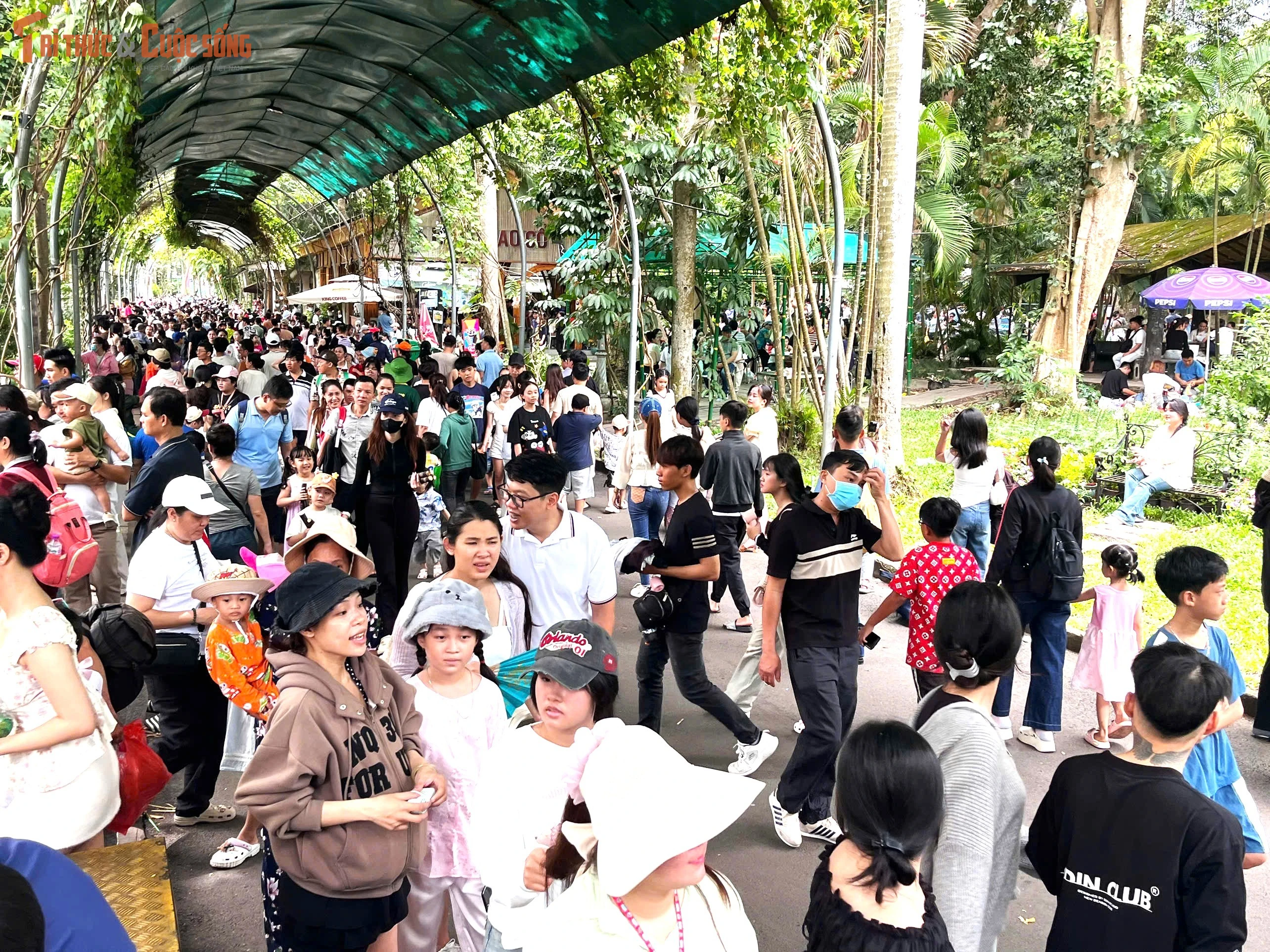 TP HCM: Hàng nghìn người chen chân trong Thảo Cầm Viên lễ 2/9