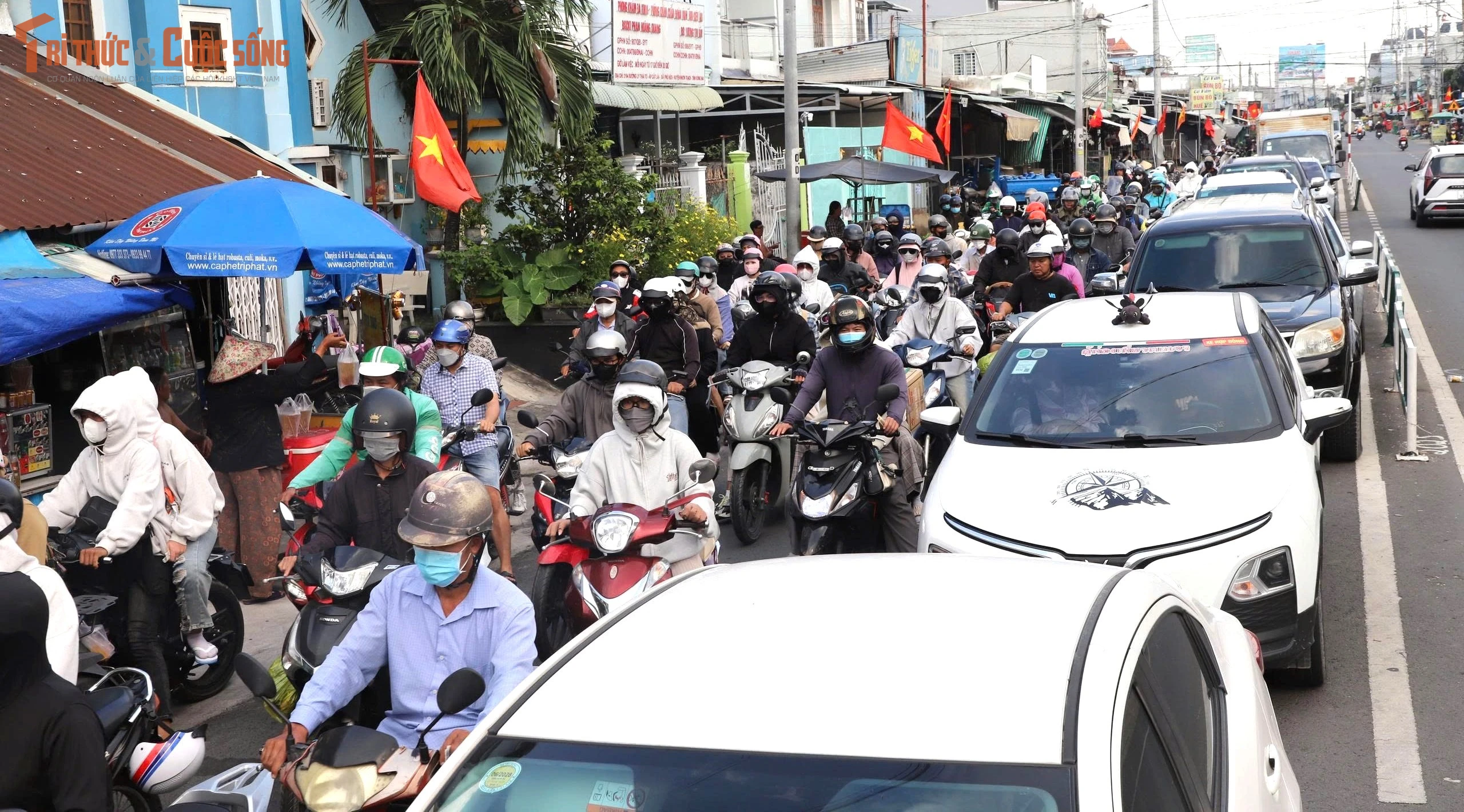 [GALLERY] Trở lại TP HCM sau lễ, dòng người kẹt cứng ở phà Cát Lái