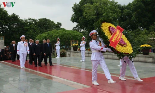 Lãnh đạo Đảng, Nhà nước dâng hương tưởng niệm các Anh hùng liệt sỹ