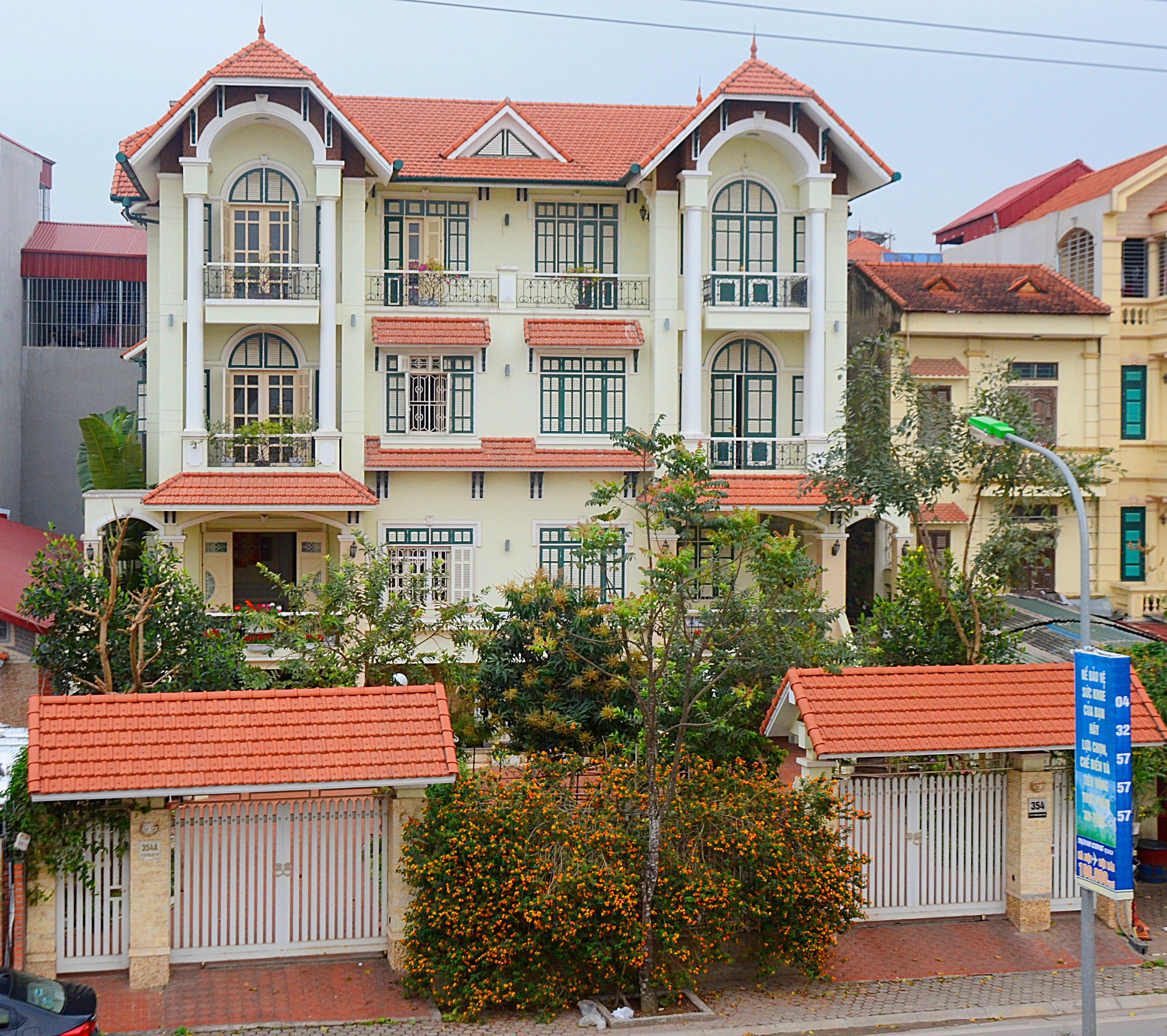 Đẹp nổi bật nhà mái thái 2 tầng lộng gió trên đê Hà Nội