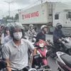 Nhảy khỏi xe tránh tai nạn, người đàn ông bị container cán tử vong