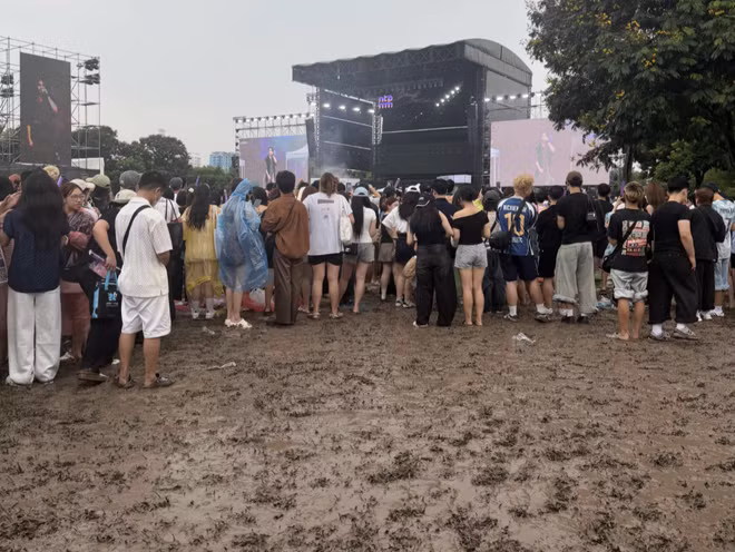 Bỏ tiền triệu đi concert Những Thành Phố Mơ Màng để... lội bùn bắt cua