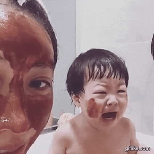 Cô là ai, tôi không quen cô... cô đi ra đi.