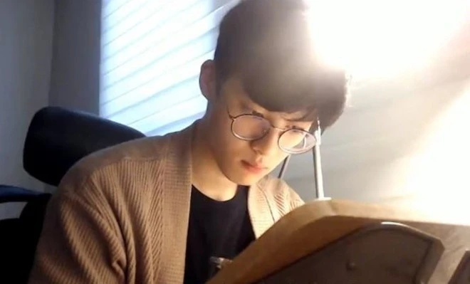 'Hot boy ngồi học' Hàn Quốc gây bất ngờ khi khoe thân hình cơ bắp