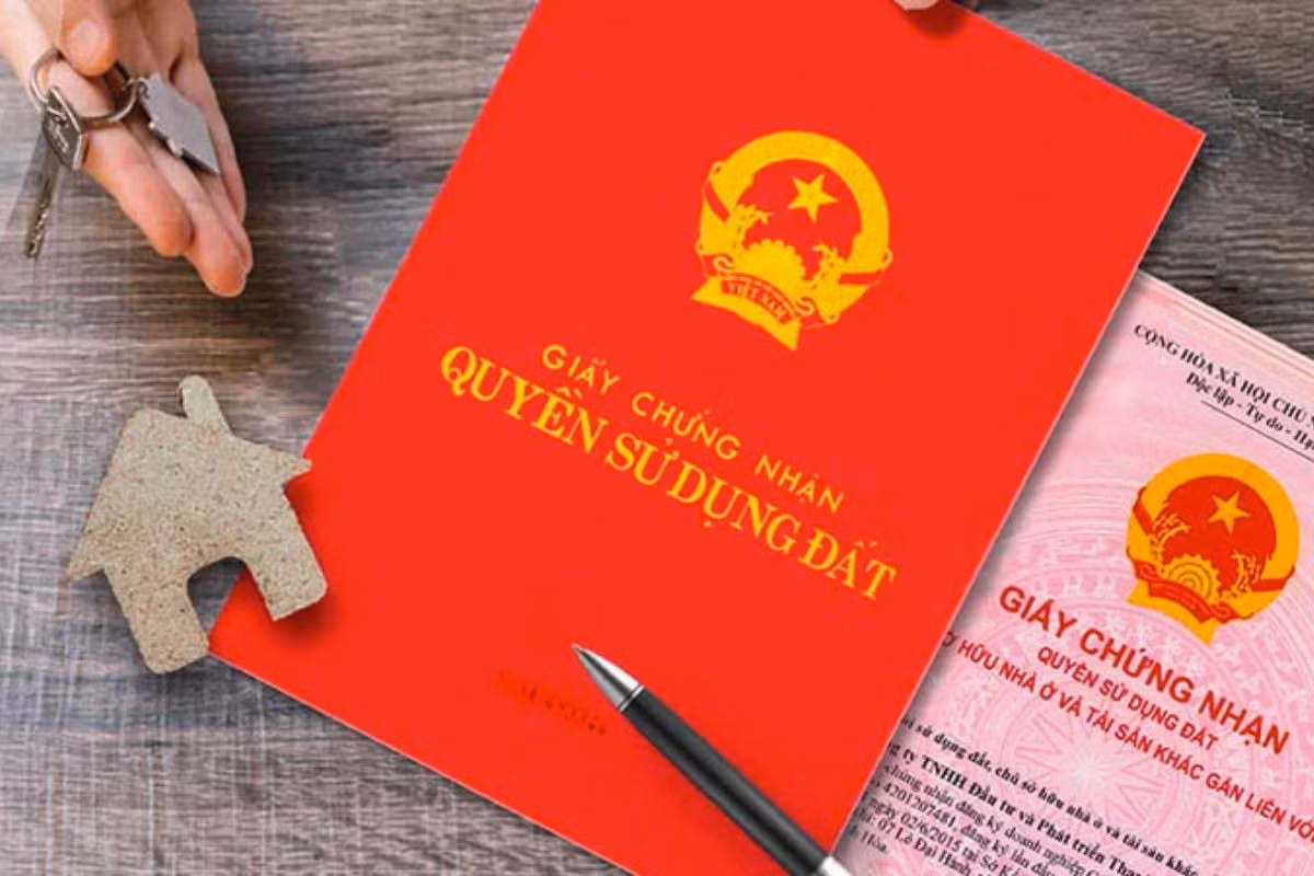Mâu thuẫn đầu tiên được tập trung vào người bán đất cho gia đình anh H. Năm 1999, anh H. cùng em dâu là Nguyễn Thị Thuận mua chung diện tích 100m2 ở Phú Mỹ, Mỹ Đình với giá 92 triệu đồng. Anh H. đã thanh toán 88 triệu đồng, giữ lại 4 triệu đồng để làm thủ tục chuyển nhượng đất thì giao nốt nhưng chưa làm. 7 năm sau, vào năm 2006, khi cán bộ địa chính vào đo đất để làm sổ đỏ, chủ đất ép anh H. phải thanh toán 4 triệu đồng tương đương với 4,35m2 ở thời điểm hiện tại là 100 triệu đồng. (Ảnh minh họa, nguồn internet)