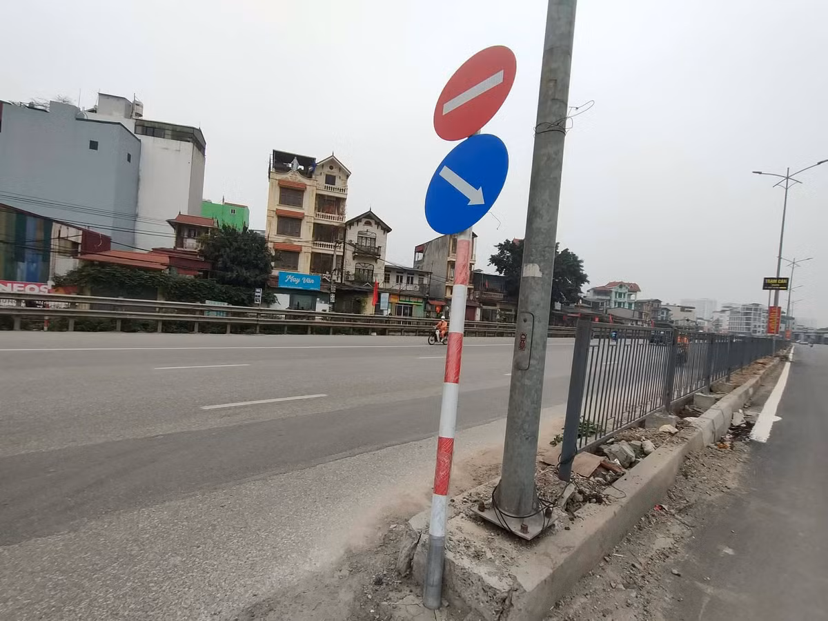 Ngoài ra, một số biển báo giao thông trên tuyến cũng ở tình trạng lắp đặt chưa chắc chắn, bị nghiêng lệch sau thời gian ngắn sử dụng.