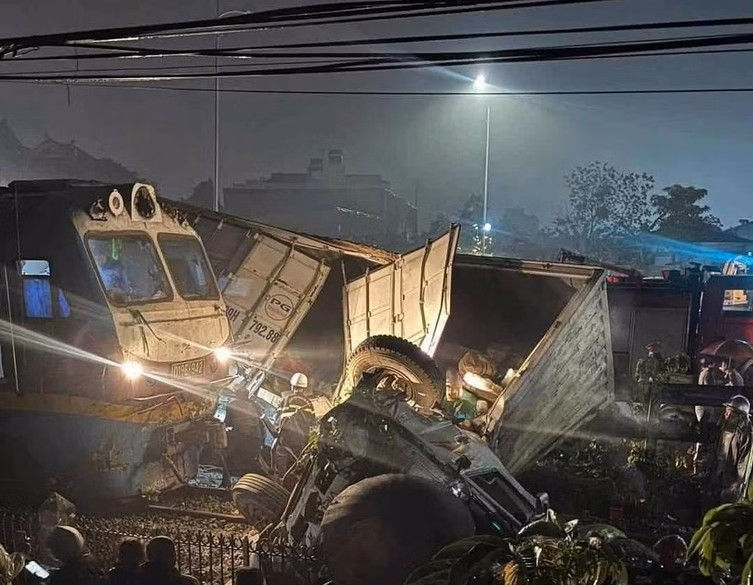 Vụ tai nạn làm nhiều mảnh vỡ văng tung tóe, đường ray tàu hỏa biến dạng.