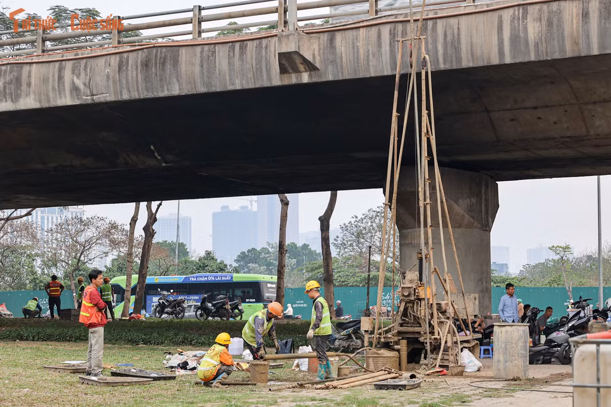 Để phục vụ thi công, đơn vị quản lý đã bố trí một trạm thí nghiệm hiện trường tại xã Sơn Đồng và dự kiến triển khai thêm khoảng 10-12 trạm dọc toàn tuyến. Vật tư, thiết bị cũng đang được tập kết, sẵn sàng thi công ngay sau khi được cấp phép quây rào và phân luồng giao thông.