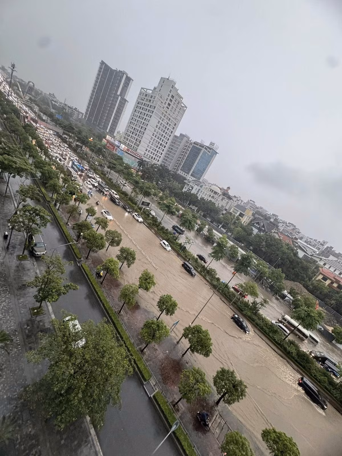 Do đường bị ngập sâu, nhiều phương tiện không di chuyển làm cho giao thông nơi đây ùn tắc cục bộ.