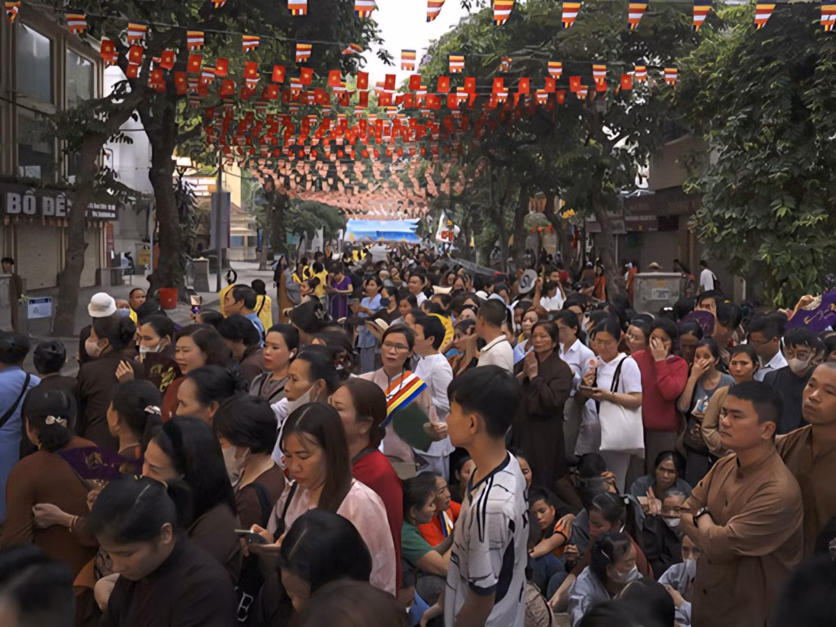 Nhiều người từ các tỉnh Bắc Giang, Nam Định, Hải Phòng... cũng về Hà Nội xuyên đêm để chờ đợi được chiêm bái.