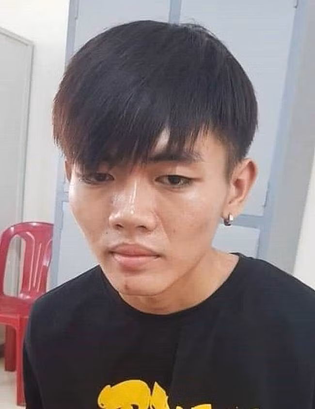 Chiêu khai,, hắn và thiếu nữ tuổi 15 quen nhau trong một lần đi uống cà phê tại quán nơi Y. làm tiếp viên. Sau khoảng một tháng qua lại, Chiêu thấy cô gái thường xuyên đeo nhiều nữ trang nên nảy sinh ý định chiếm đoạt. Để dễ bề hành động, hắn buông lời tán tỉnh đong đưa và hẹn chở cô gái cùng đi tắm biển Vũng Tàu. Trưa 23/9/2019, Chiêu hẹn Y. đi biển, nhưng lại viện cớ không có xe nên ngỏ ý muốn cô gái chạy xe đến đón mình và được nạn nhân đồng ý..