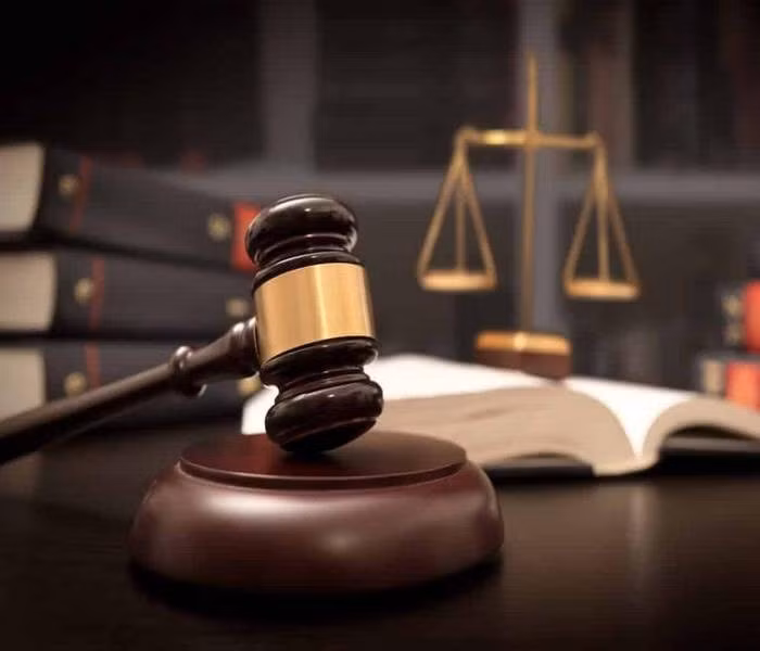 Hai đối tượng cố tình thuê căn phòng 117 tại tầng 1, nằm sát phòng ngủ của chủ nhà. Đến khoảng 23h, thấy chị G đang ở trong phòng, Luân cầm dao đâm liên tiếp vào nạn nhân. Thấy chị G vùng vẫy, kêu cứu, Luân lấy dây sạc điện thoại di động quấn vào cổ rồi xiết cho đến khi nạn nhân bất động rồi lục lọi đồ đạc và cố mở két sắt nhưng không được. Luân chạy vào gọi Uyên đi trốn. Chúng lấy chiếc xe máy của chị G đi về bến phà Trịnh Xuyên rồi đẩy chiếc xe xuống sông. Sau này, với tội ác mình đã gây ra, Luân bị TAND tỉnh Thái Bình tuyên án tử hình, Uyên cũng phải nhận một bản án thích đáng. (Ảnh minh họa, nguồn internet)