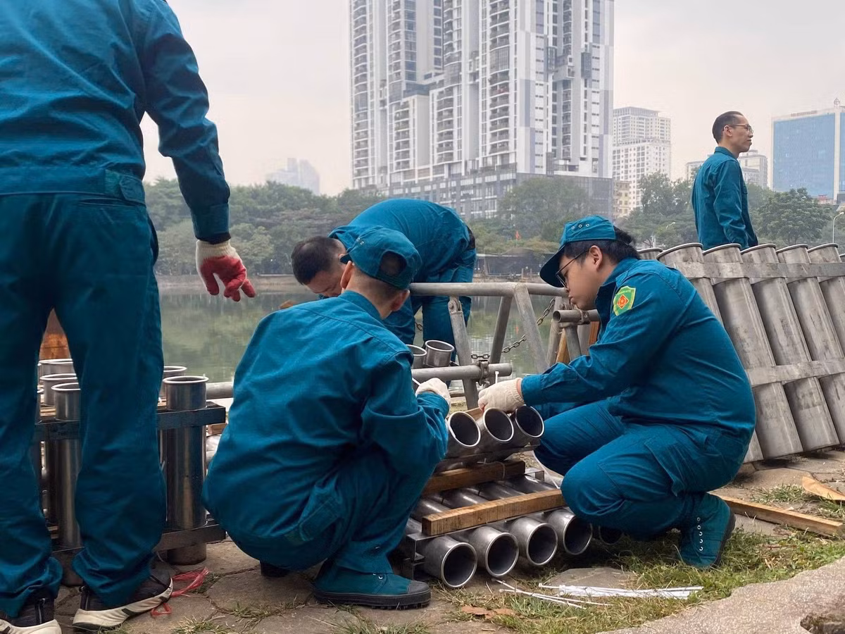 Tương tự, tại điểm bắn pháo hoa khu vực hồ Văn Quán (ở phường Hà Đông) cũng đang gấp rút lắp đặt.