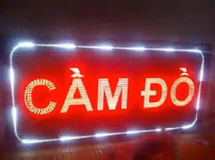 Tuy nhiên, thời gian sau do hết việc nên Tám được cho nghỉ. Cũng lúc này, chiếc xe máy của bà H bị mất sau khi tử vong được tìm thấy ở một tiệm cầm đồ trên địa bàn tỉnh Vĩnh Phúc. Chủ tiệm cầm đồ cho biết, giữa ảnh của Tám và gã đến bán xe với giá 5 triệu đồng có nhiều đặc điểm trùng khớp với nhau. Tám chính thức trở thành nghi can số 1 của vụ án. Khi tổ công tác của Công an tỉnh Hải Dương về Sơn Dương thì Tám không còn ở nhà. Theo chính quyền địa phương, Tám là đối tượng không nghề nghiệp ổn định, đam mê cờ bạc, gã từng bị gọi ra xã để "răn đe" trong quá khứ. (Ảnh minh họa, nguồn internet)