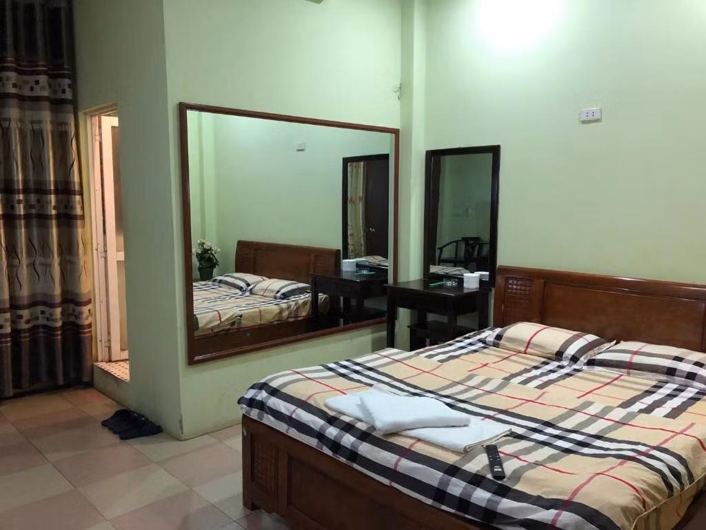 Vào thời điểm này, nhóm trinh sát có nhiệm vụ rà soát các nhà nghỉ, khách sạn trên địa bàn TP Lào Cai đã thu được một thông tin giá trị. Theo đó, chủ một nhà nghỉ cho biết, đêm 22 rạng sáng 23/1/2017, anh D. có đi cùng 2 người đàn ông khác đến thuê phòng. Chủ nhà nghỉ ghi lại thông tin của một người đàn ông tên Quang có địa chỉ nhà tại huyện Vị Xuyên (Hà Giang). Khi tiếp xúc, người này cho biết quen với D. khi làm ăn ở nước bạn. Ngày 22/1, Quang, D. cùng về nước theo đường tiểu ngạch ở Lào Cai. (Ảnh minh họa, nguồn internet)
