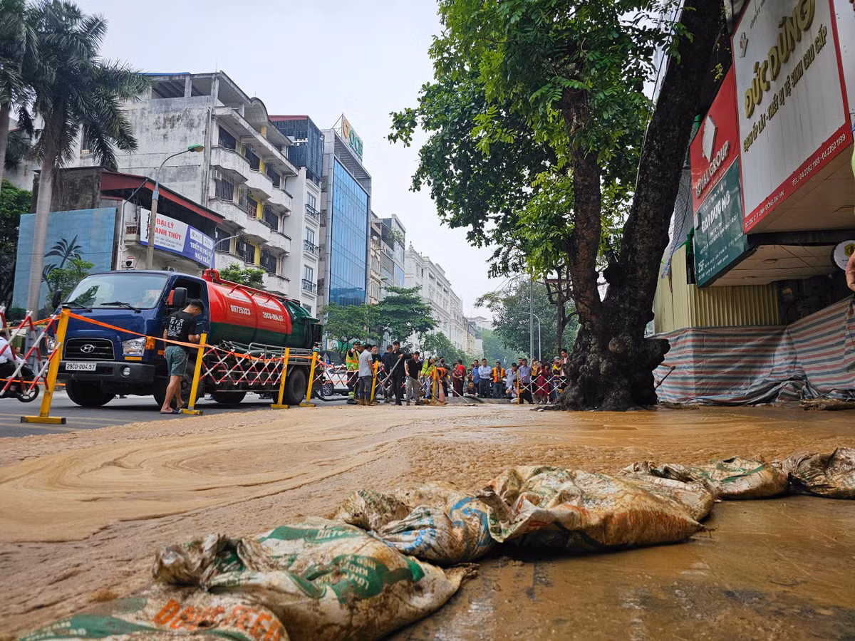 Tuyến phố Cát Linh được dựng rào chắn, đơn vị thi công dùng bao tải ngăn không cho bùn đất trào ra xung quanh.
