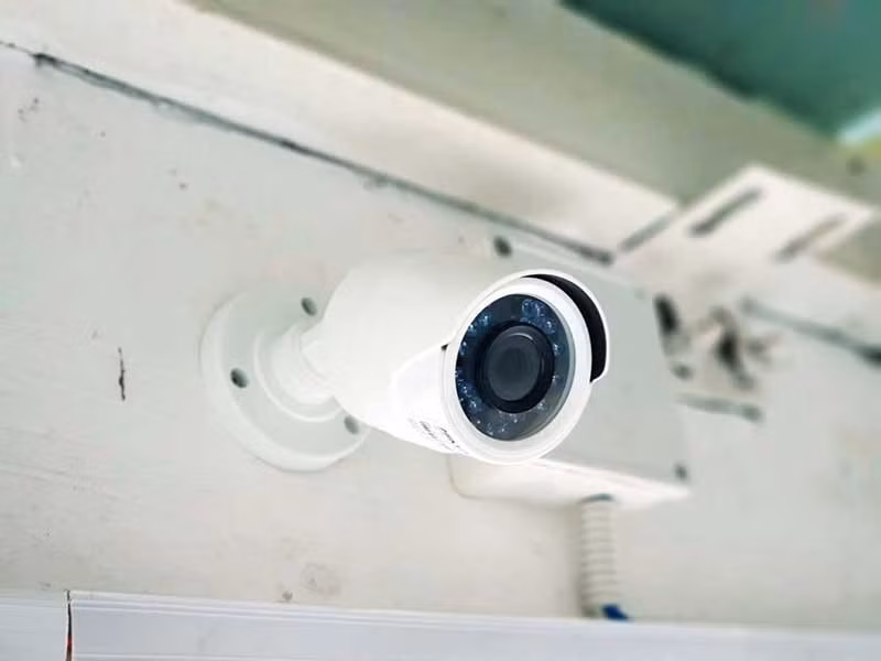 Một tổ công tác của Cục cảnh sát Hình sự (C02, Bộ Công an) với trang phục phòng chống dịch bệnh, khẩu trang, găng tay, nước sát khuẩn... vào Đồng Nai hỗ trợ. Công tác điều tra gặp khó khăn do án mạng xảy ra lúc rạng sáng, không có nhân chứng, khu trọ bình dân không lắp camera an ninh. Manh mối duy nhất là đôi dép nhựa màu trắng có thể của hung thủ, do vội tháo chạy nên để lại hiện trường. (Ảnh minh họa, nguồn internet)