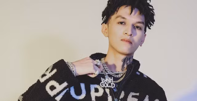 Bình Gold tên thật là Vũ Xuân Bình, là một rapper sinh năm 1997 được nhiều người biết đến. Ngoài vai trò là một rapper, trong quá khứ Bình Gold còn là một thợ xăm. Bình Gold thường xuyên gây tranh cãi với phong cách đặc trưng trong các MV ca nhạc của mình: khoe sự giàu sang, thói ăn chơi, chuyện 18+ và chất “ngông”. Bình Gold bắt đầu được biết đến nhiều sau khi phát hành ca khúc “Bốc Bát Họ” (2018).