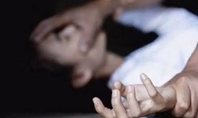 Năm 2008, Tráng hiếp dâm một nữ nhân viên quán bia nên bị xử 30 tháng tù, cho hưởng án treo. Gã còn có một tiền án về hành vi gây rối trật tự công cộng. Để có tiền tiêu sài, chơi ma túy, Tráng thường lang thang, rình rập những nhà dân sơ hở để lẻn vào thó đồ. Theo đó, kỹ nghệ leo tường của Tráng thuộc hàng chuyên nghiệp. (Ảnh minh họa, nguồn internet)
